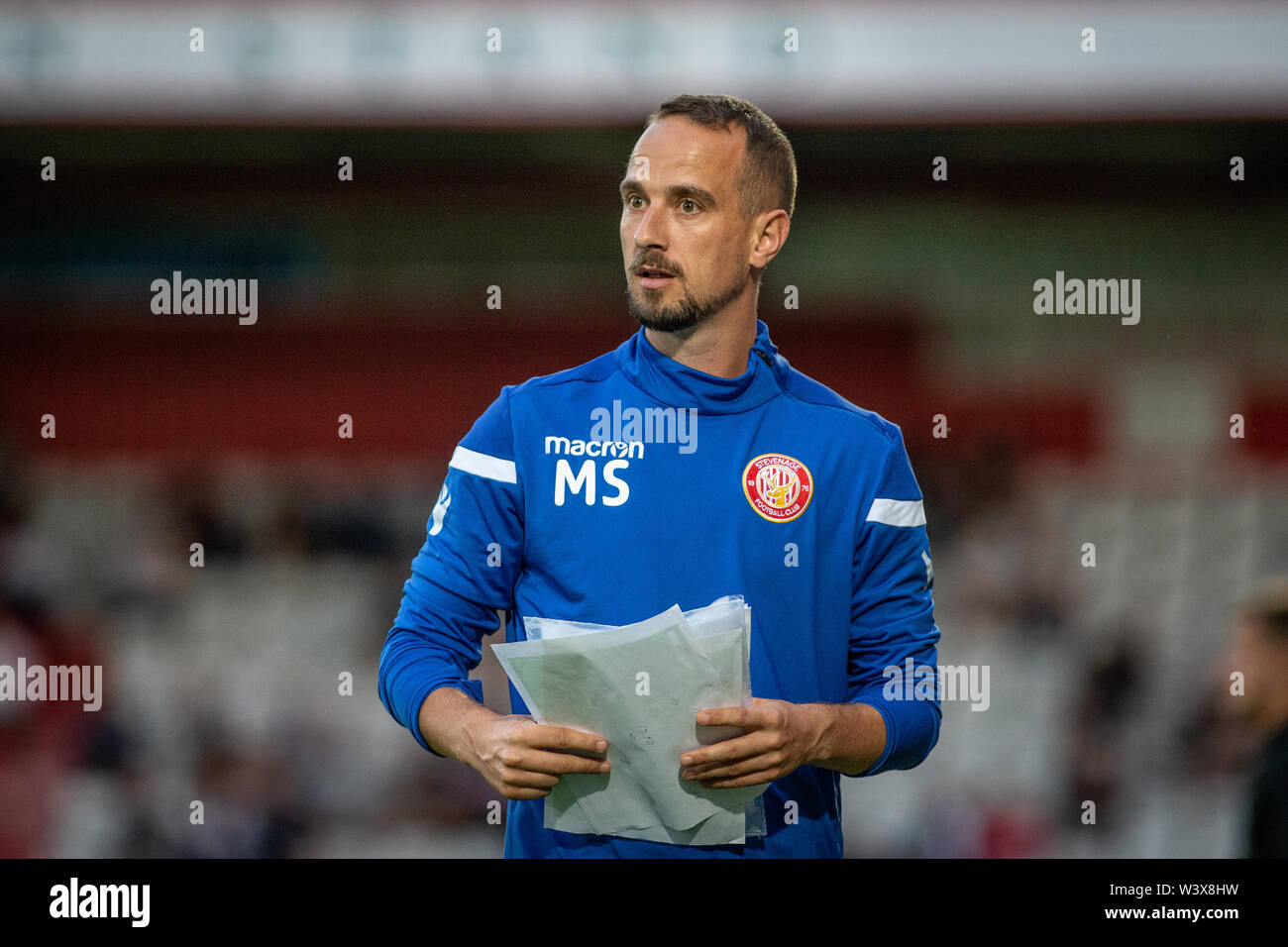 Entraîneur de football gallois Mark Sampson sur la ligne de touche lors de match de football Banque D'Images