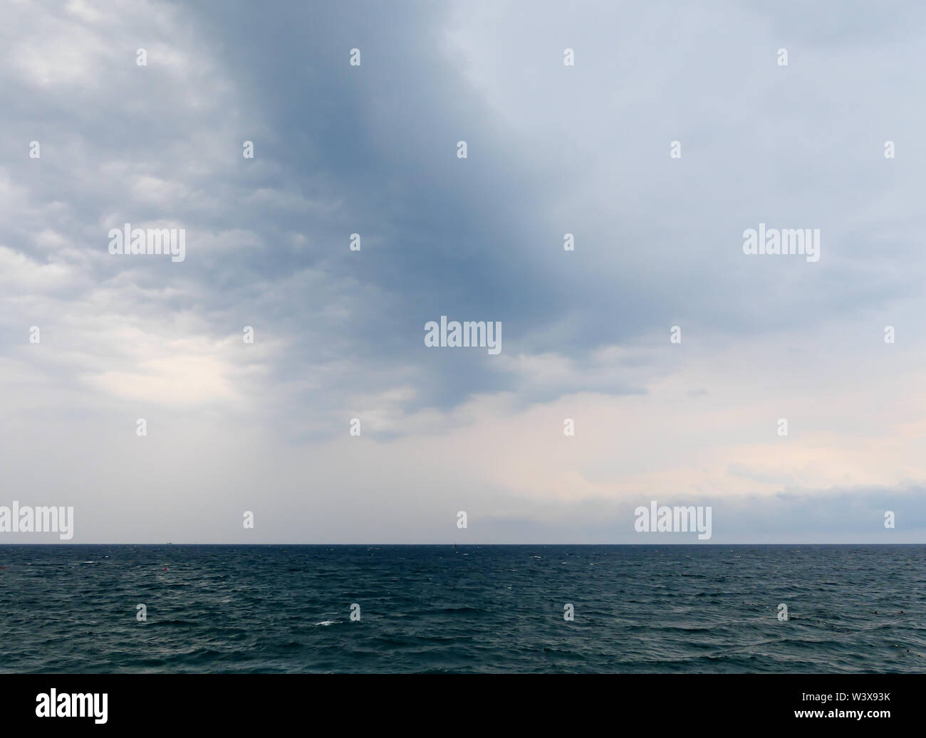Ciel d'orage spectaculaire sur la mer Banque D'Images