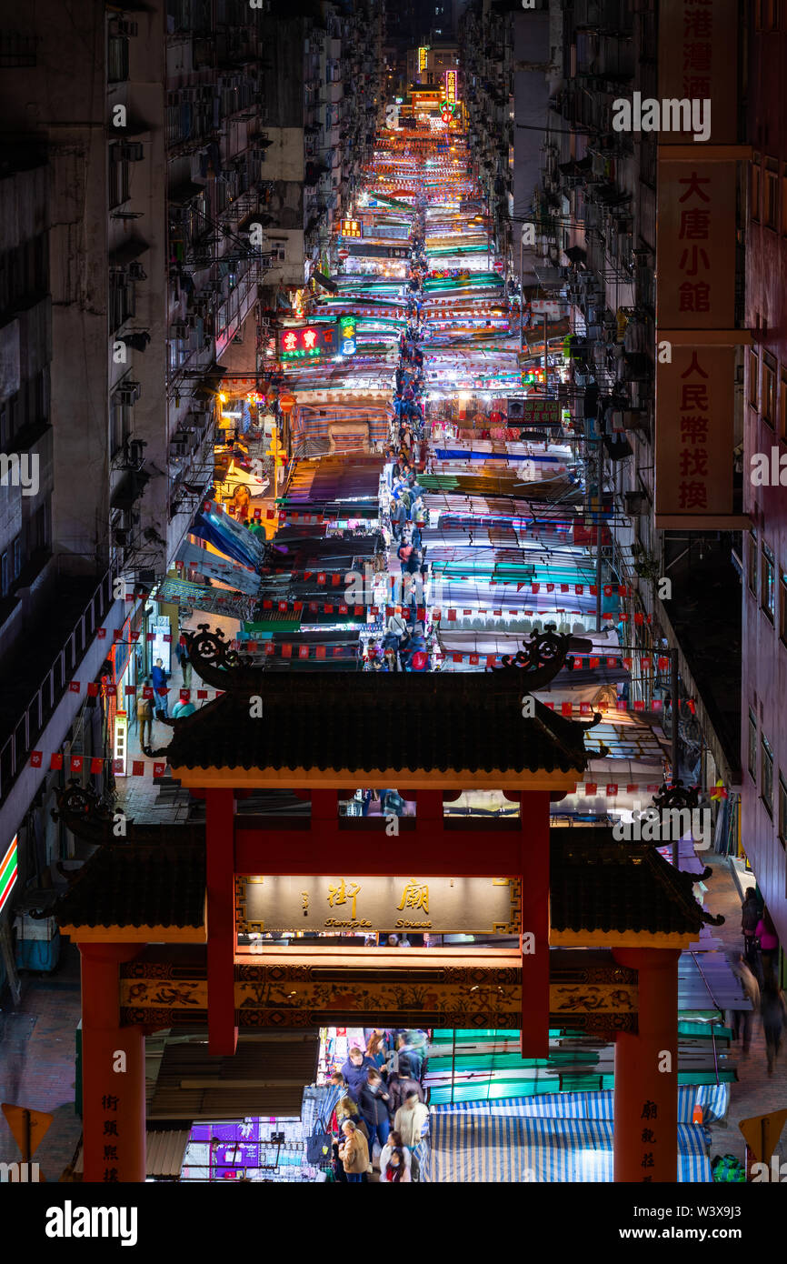 Rue animée avec boutiques de foule dans les étals de Temple Street à Mong Kok Hong Kong Banque D'Images