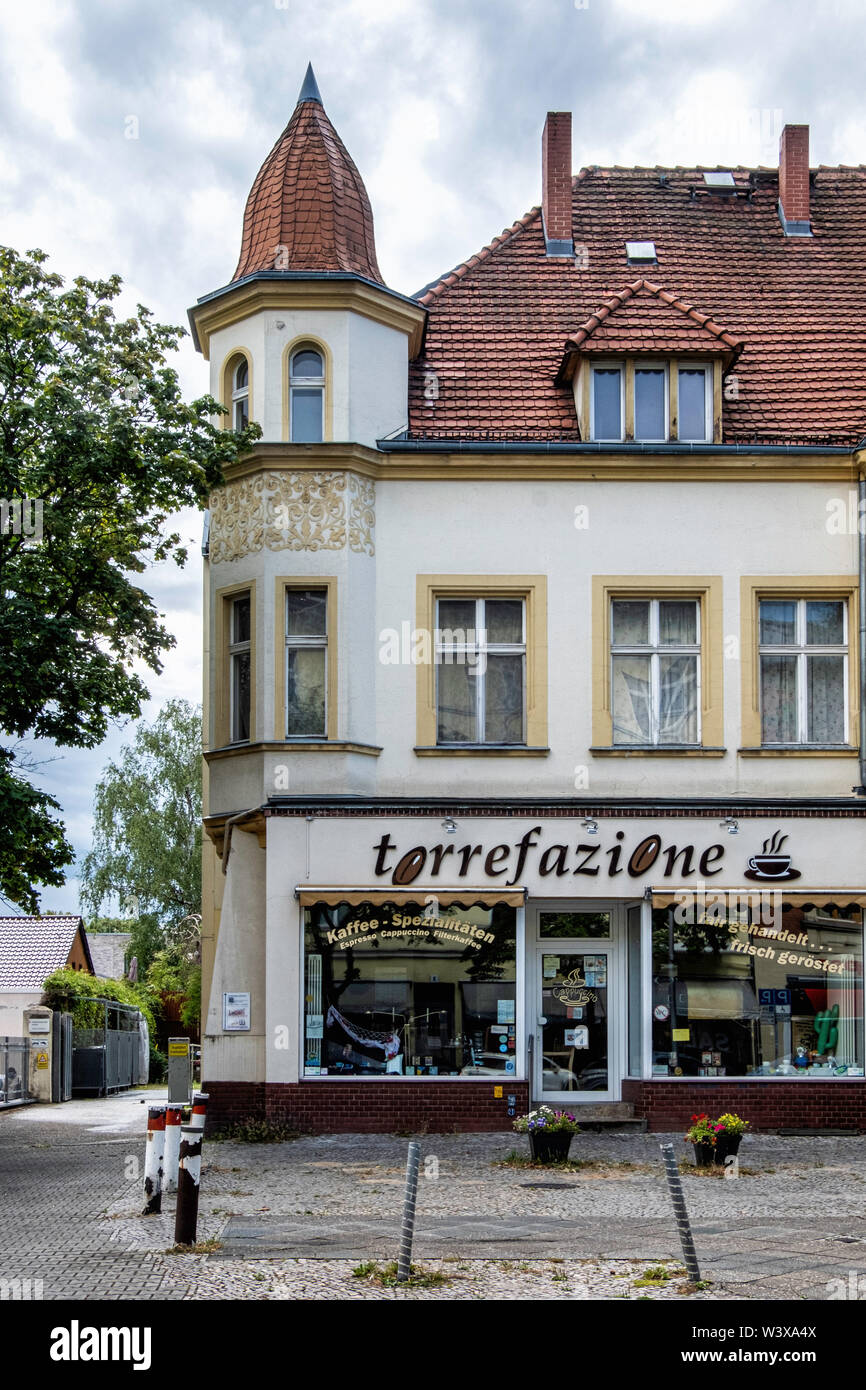 Café gamme Torrefazione dans la vieille ville historique de bâtiment classé dans Lichterfelde-Berlin. Extérieur du bâtiment avec tourelle Banque D'Images