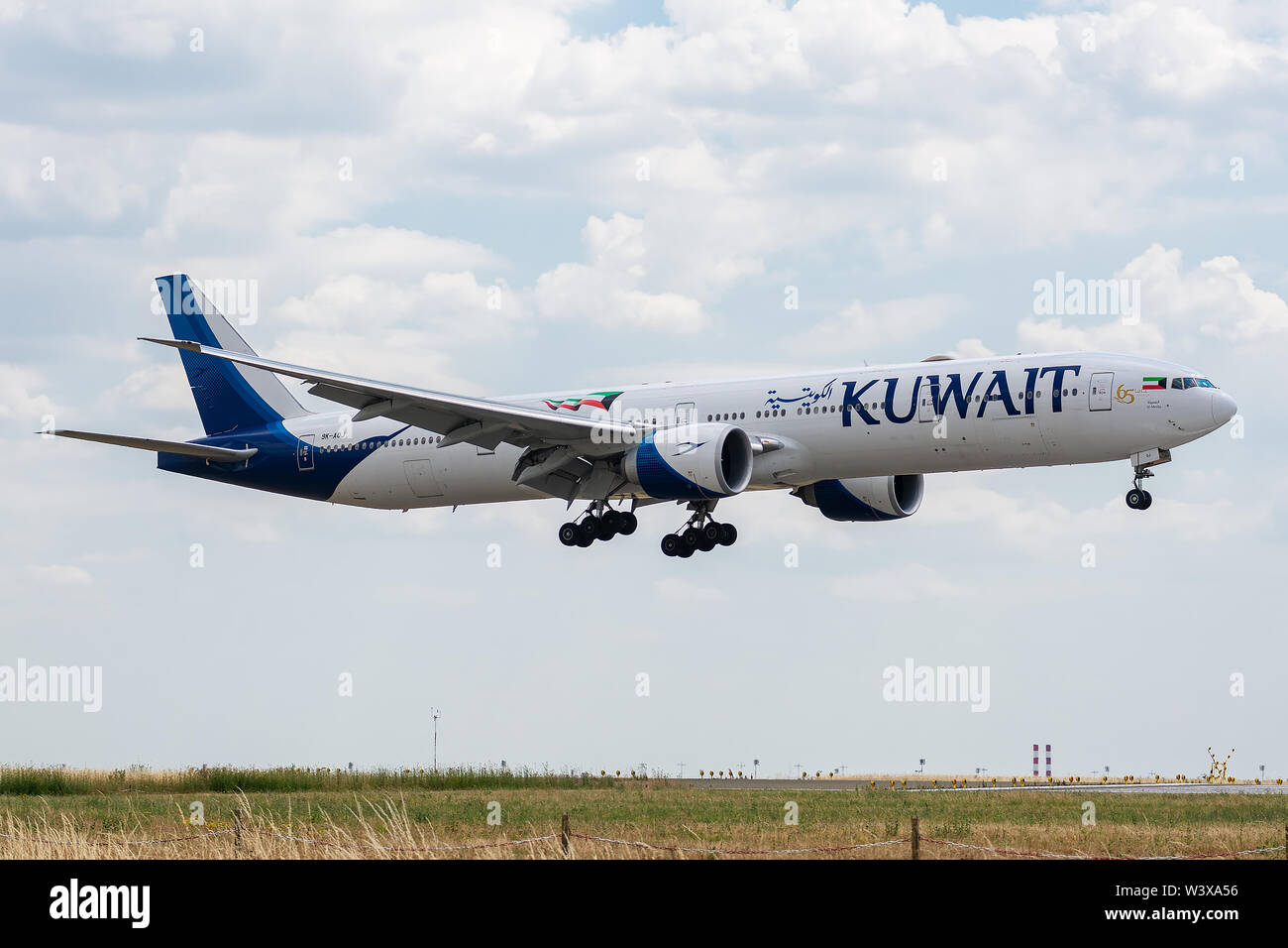 9K-AOJ Boeing 777-369 (ER) -62567 le 11 juillet 2019, l'atterrissage sur Paris à la fin du vol Kuwait Airways KU181 à partir de la ville de Koweït Banque D'Images