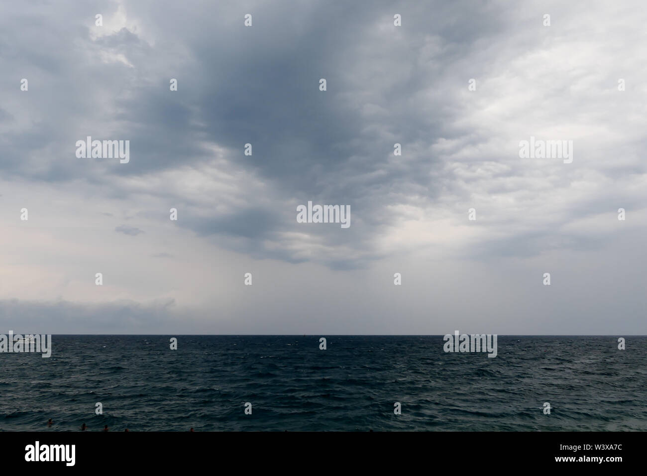 Ciel d'orage spectaculaire sur la mer Banque D'Images