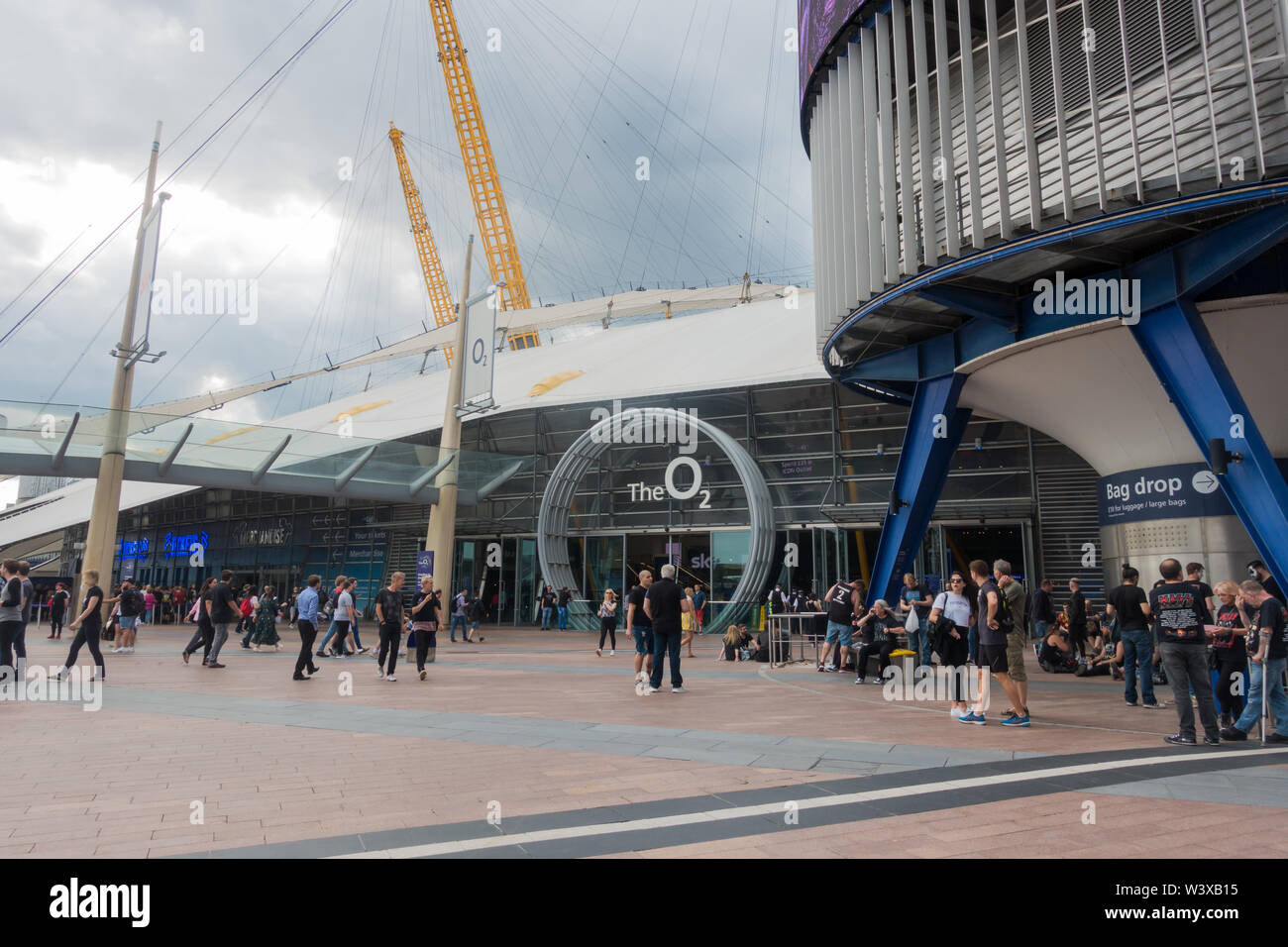 Les personnes hors de l'O2 Arena, officiellement le Millenium Dome, North Greenwich, London, England, UK Banque D'Images