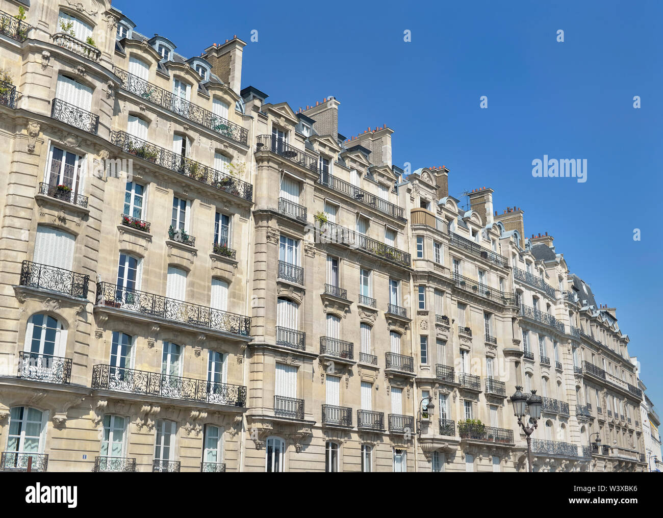 Bâtiment de prestige dans les beaux quartiers de Paris sur les rives de la Seine Banque D'Images
