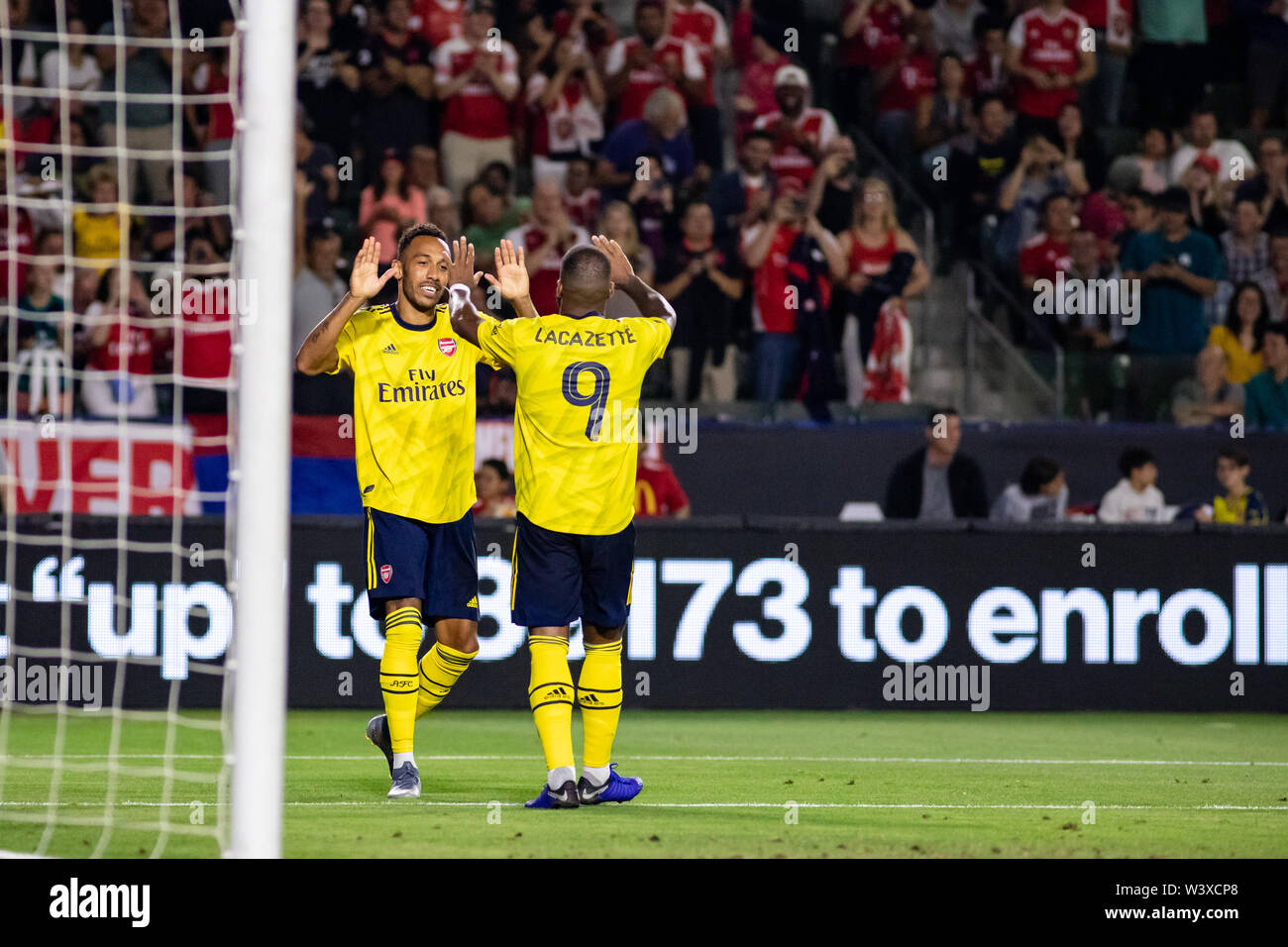 Los Angeles, USA. 17 juillet, 2019. Pierre-Emerick Aubameyang (14) célèbre avec Alexandre Lacazette (9) après le premier but d'Arsenal contre le Bayern Munich, dans la Coupe des Champions internationaux. Crédit : Ben Nichols/Alamy Live News Banque D'Images