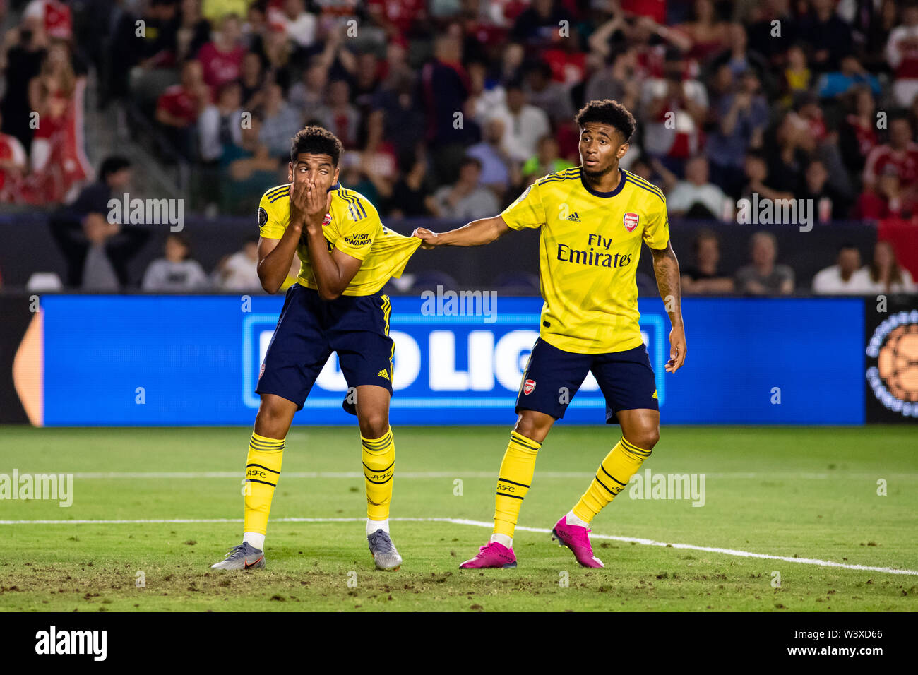 Los Angeles, USA. 17 juillet, 2019. Tireece John-Jules (45) et Reiss Nelson (24) après John-Jules misses comme open net contre le Bayern de Munich dans la Coupe des Champions internationaux. Crédit : Ben Nichols/Alamy Live News Banque D'Images