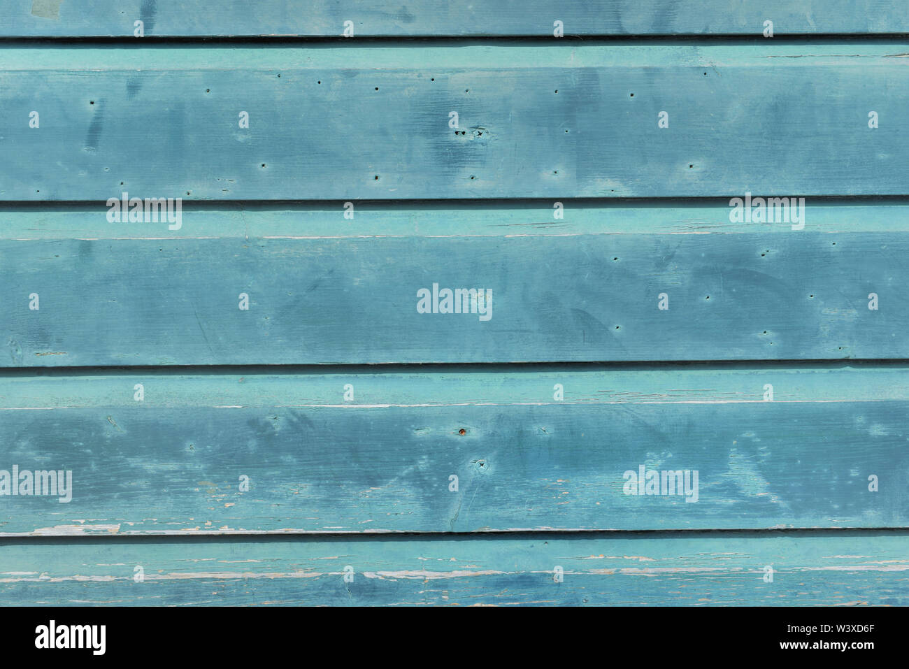 Fermer en bois bleu sur conseil d'une façade extérieure cottage Banque D'Images
