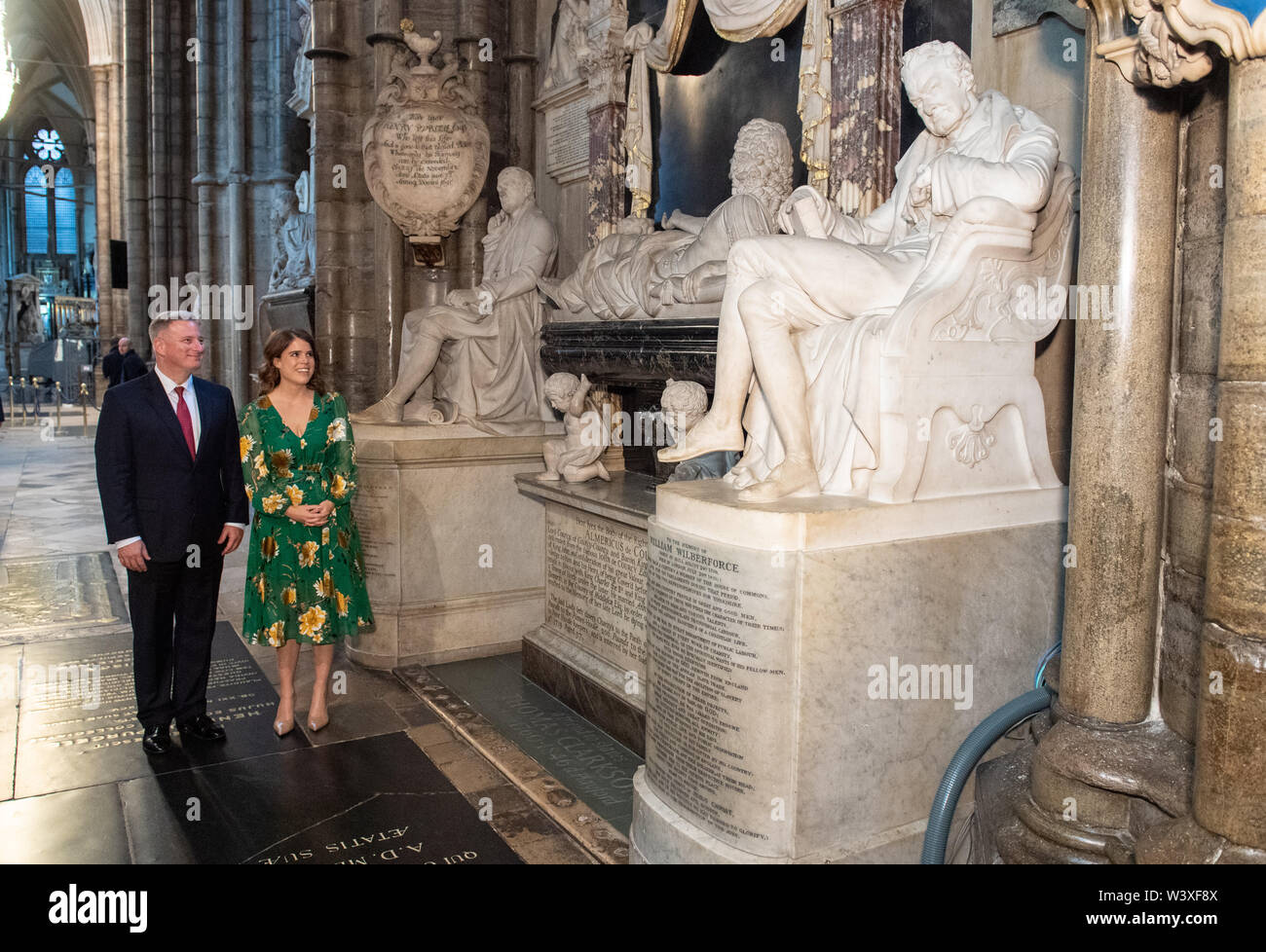 La princesse Eugénie et l'ambassadeur américain pour la lutte contre la traite de personnes John Cotton Richmond regarder une statue de William Wilberforce, lors d'une visite à l'abbaye de Westminster, Londres, dans le cadre d'une journée d'activités axées sur la lutte contre l'esclavage moderne. Banque D'Images