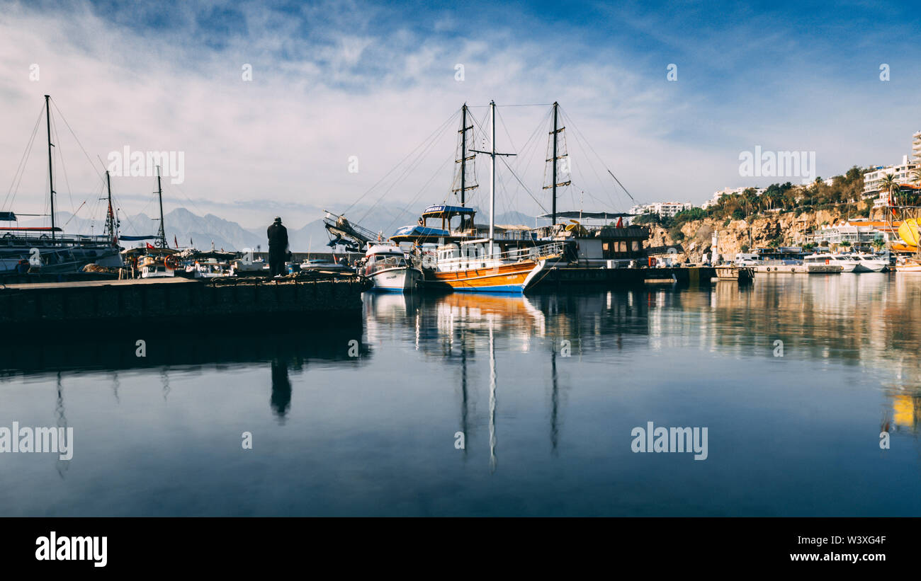 25 novembre 2018, Antalya, Turquie - Yacht port dans le centre-ville dans la matinée. Pêcheur prépare à naviguer au large pour la pêche. Banque D'Images 25 novembre 2018, Antalya, Turquie - Yacht port dans le centre-ville dans la matinée. Pêcheur prépare à naviguer au large pour la pêche. Banque D'Images