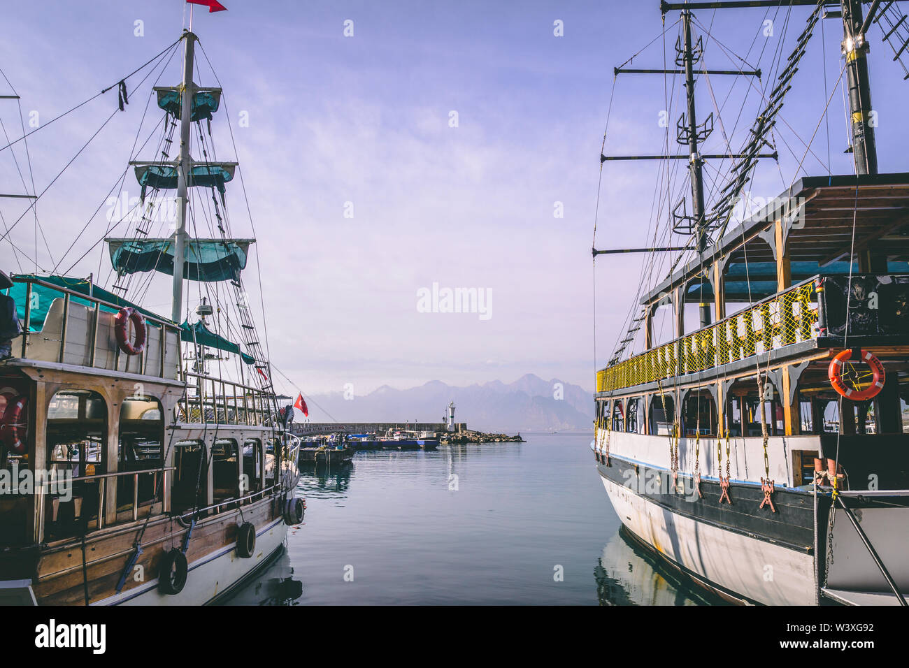 25 novembre 2018, Antalya, Turquie - Vue de distant light house avec deux grandes zones touristiques disponibles dans les côtés. Les touristes peuvent rejoindre tous les jours de l'eau bleu tours Banque D'Images