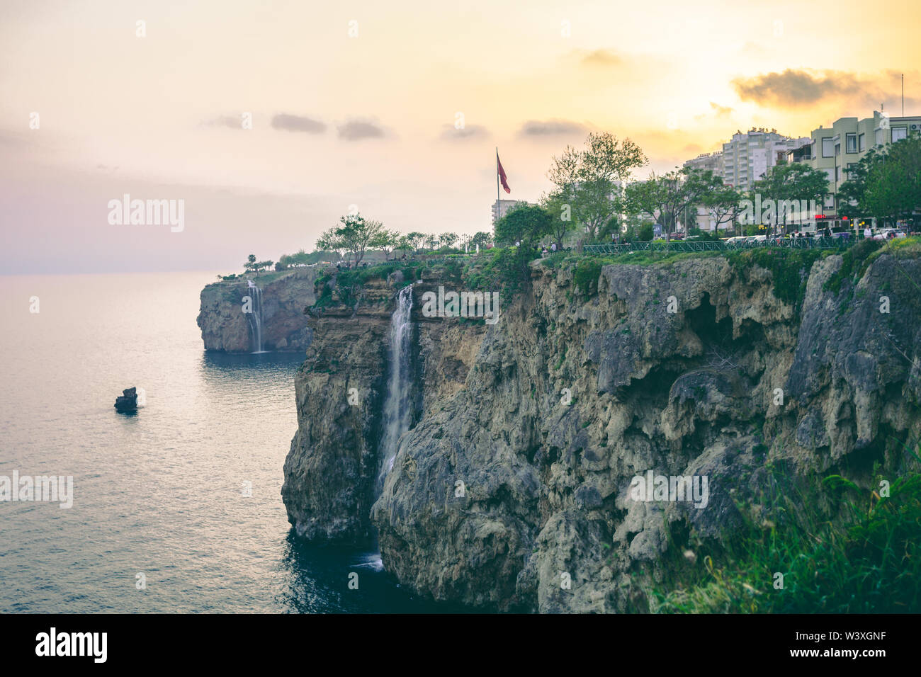 12 avril 2019, Antalya, Turquie - voir de petites chutes de Lara. La partie est de la ville d'Antalya est célèbre avec de petites cascades. Banque D'Images