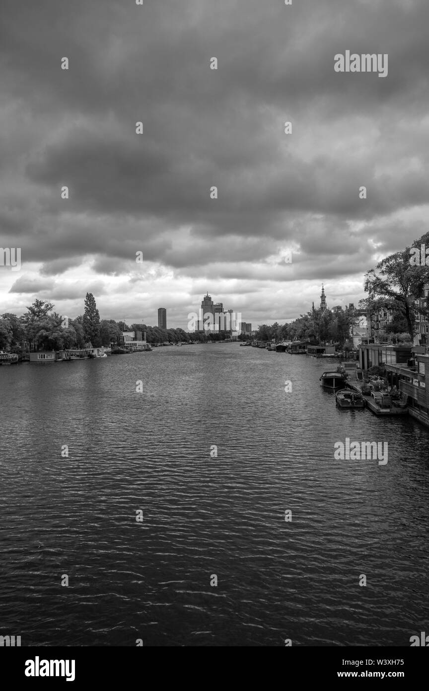 Sombre à l'Amstelriver Amsterdam Pays-Bas 2019 en noir et blanc Banque D'Images