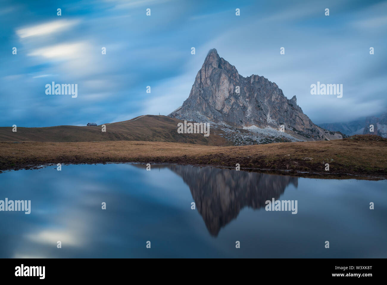 Vue panoramique de Ra Gusela pic en face du mont Averau et Nuvolau, dans la région de Passo Giau, haute de passage alpin près de Cortina d'Ampezzo, Dolomites, Italie Banque D'Images