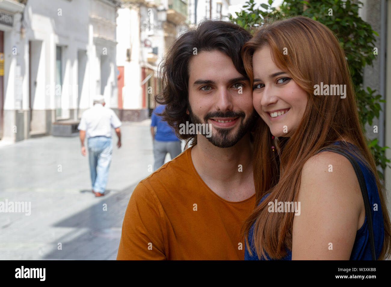 Portraits d'un couple de jeunes, complices et souriant autour de la ville Banque D'Images