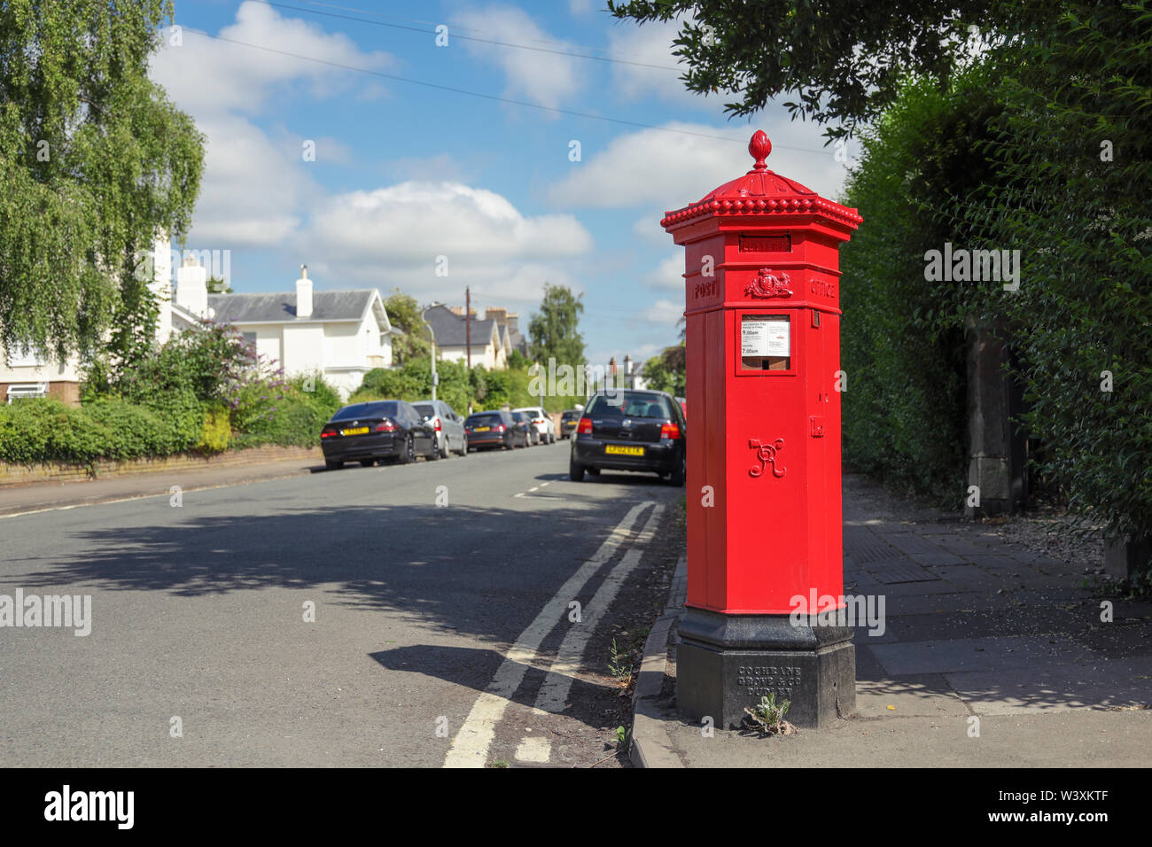 L'un des rares de la Cheltenham Royal Mail de forme hexagonale originale Penfold boîtes aux lettres Banque D'Images