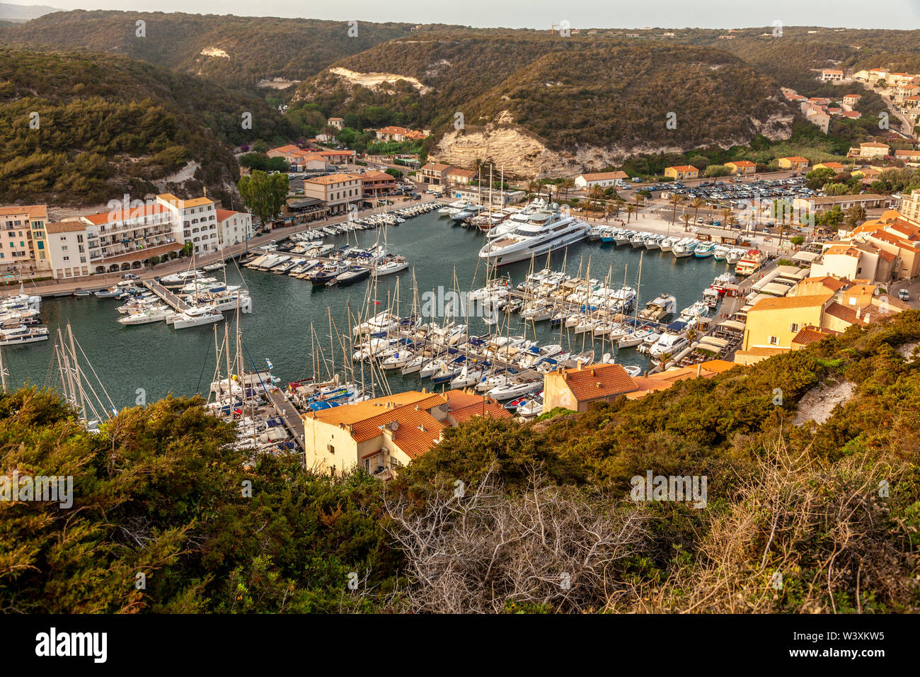 Vue sur la ville historique de Bonifacio en Corse, port avec des bateaux. La France méditerranéenne. Banque D'Images