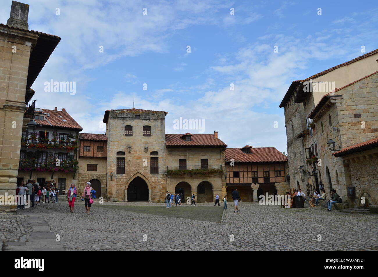Place principale médiévale à Santillana del Mar. 26 Août, 2013. Santillana del Mar, Cantabria. Locations de Nature Photographie de rue. Banque D'Images
