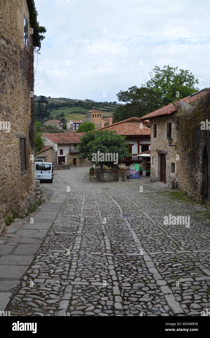 Magnifique Cité Médiévale Rue raciale à Santillana del Mar. 26 Août, 2013. Santillana del Mar, Cantabria. Locations de Nature Photographie de rue. Banque D'Images