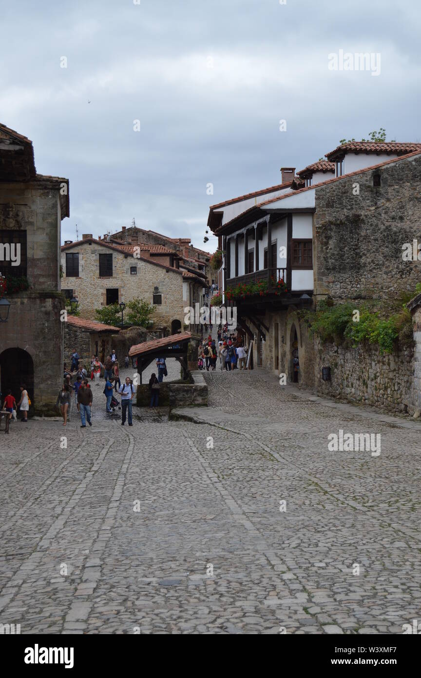 Abad Francisco Navarro Square avec un creux dans le centre du village médiéval de Santillana Del Mar. 26 Août, 2013. Santillana del Mar, Cantabri Banque D'Images