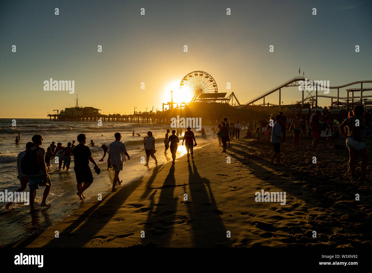Coucher du soleil à la plage de Santa Monica, Californie Banque D'Images
