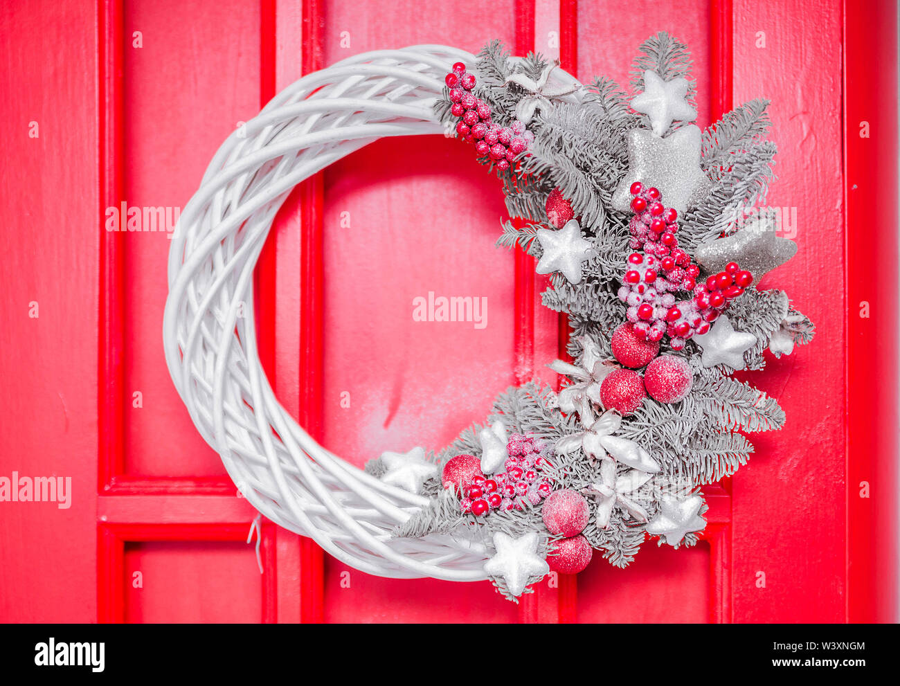 Couronne de Noël d'argent accroché sur la porte de Noël Banque D'Images