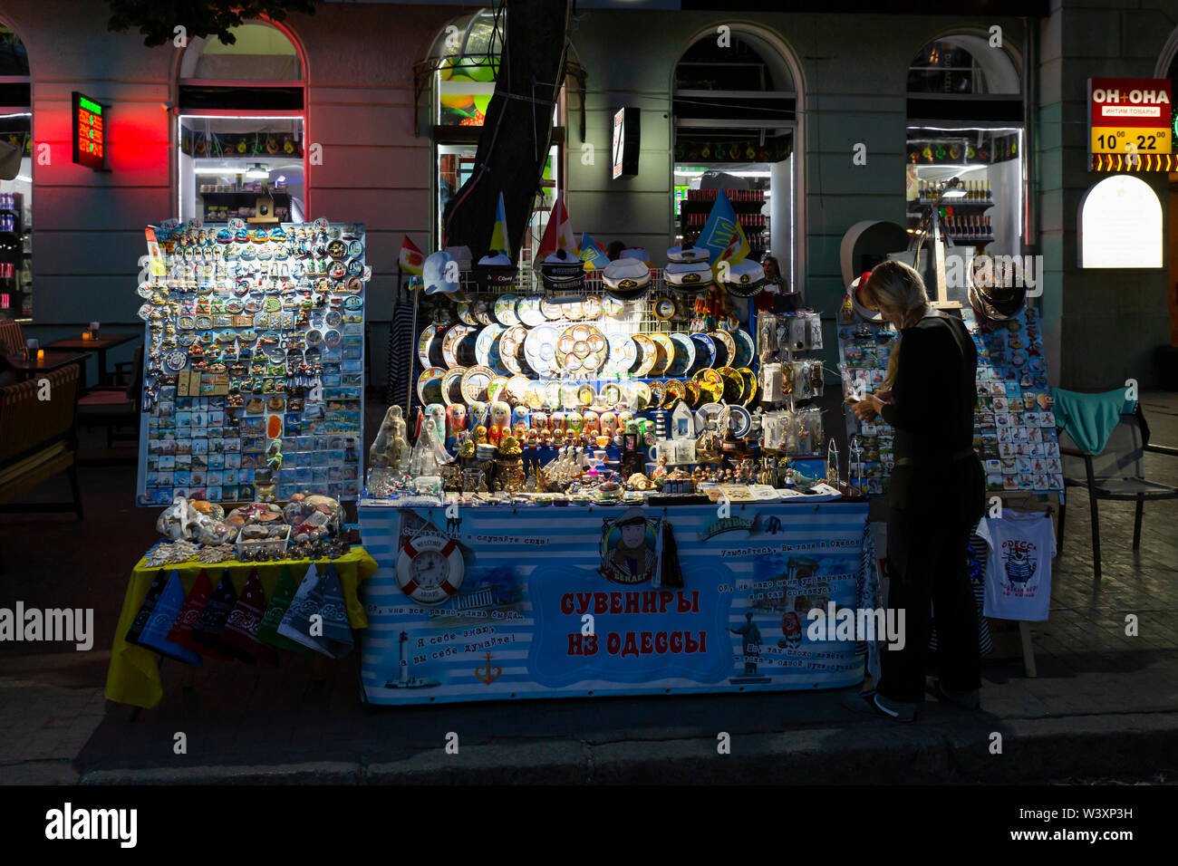 L'Ukraine, Odessa, Rue Deribasivska, 11 juin 2019. Vue sur un petit stand de vente de vente de divers souvenirs pour touristes et habitants. Banque D'Images