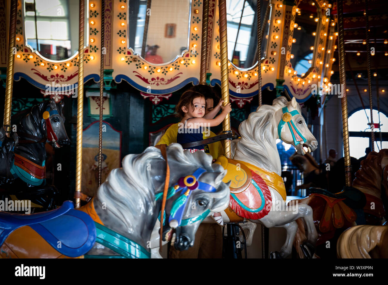 Équitation enfant merry go round à Santa Monica, États-Unis Banque D'Images