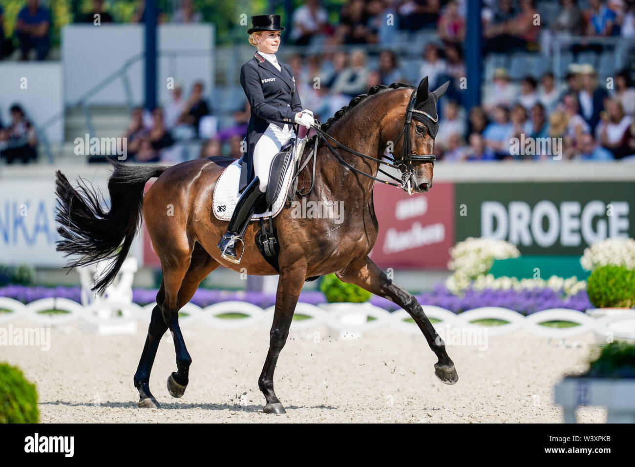 Aix-la-Chapelle, Allemagne. 18 juillet, 2019. CHIO, sport équestre, dressage, dressage rider allemand : Jessica von Bredow-Werndl Dalera à cheval à travers le cours. Credit : Uwe Anspach/dpa/Alamy Live News Banque D'Images