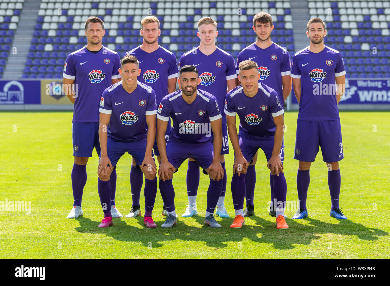 Aue, l'Allemagne. 18 juillet, 2019. 2e Football Bundesliga : Fototermin FC Erzgebirge Aue pour la saison 2019-2020 dans le Sparkassen-Erzgebirsgstadion. Les nouveaux ajouts derrière : Sören Gonther (l-r), Christoph Daferner, Erik, Majetschak Mihojevic Niklas Jäck, Marko. En face : Nicolas Sessa, Hikmet Ciftci et Kupusovic Njegos. Crédit : Robert Michael/dpa-Zentralbild/dpa/Alamy Live News Banque D'Images