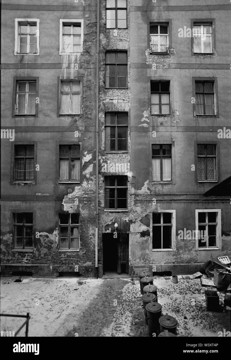 Déposée - 01 janvier 1983, Berlin : districts de Berlin / RDA / mur / 1983 Kreuzberg, Adalbertstrasse, arrière-cour // Construction / Salon / Photo : Paul Glaser/dpa-Zentralbild/ZB Banque D'Images