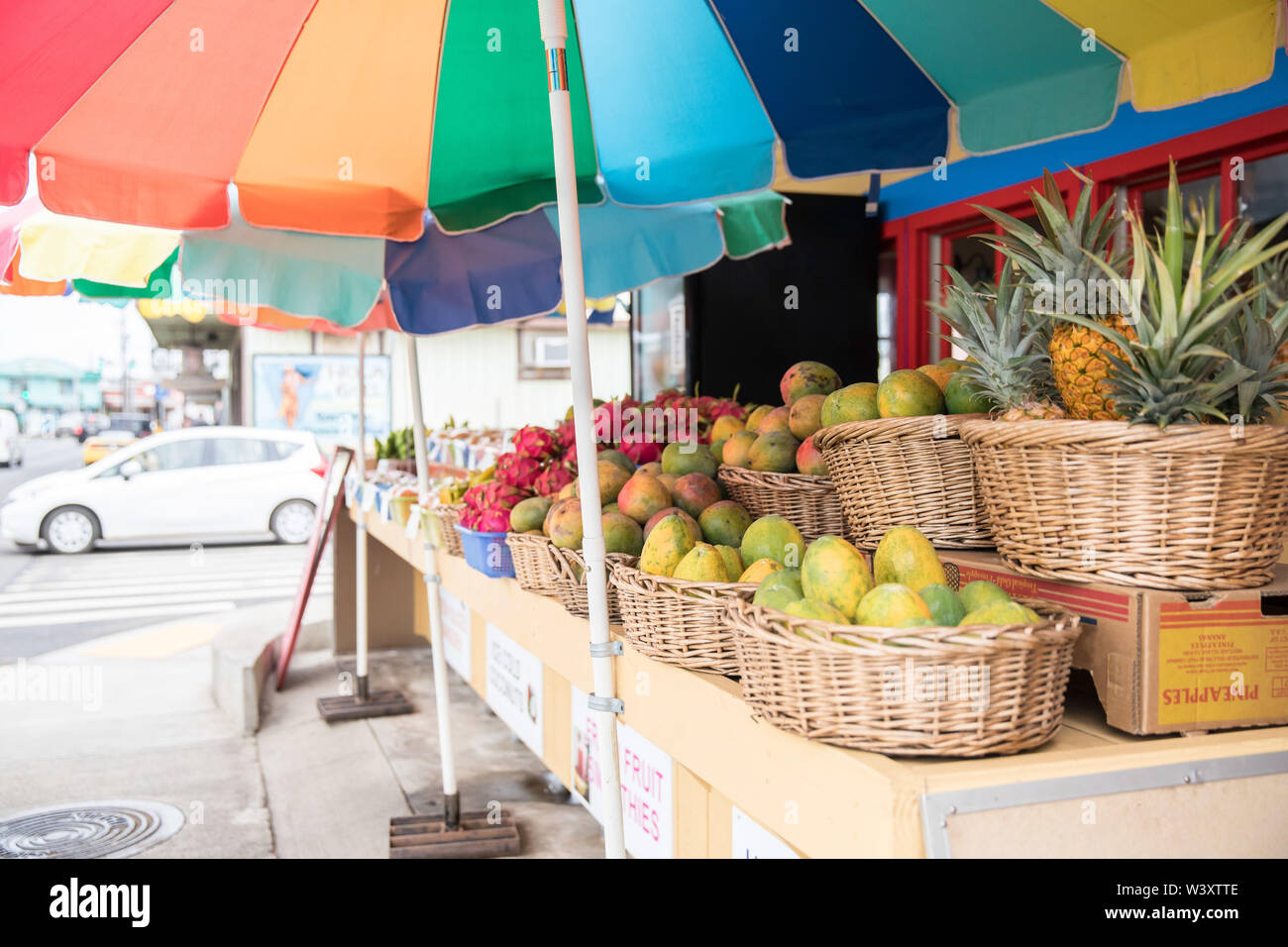Fournisseurs proposent des fruits tropicaux colorés d'une échoppe de marché sur la rue principale de Kapaa, Kauai, Hawaii, USA. Banque D'Images