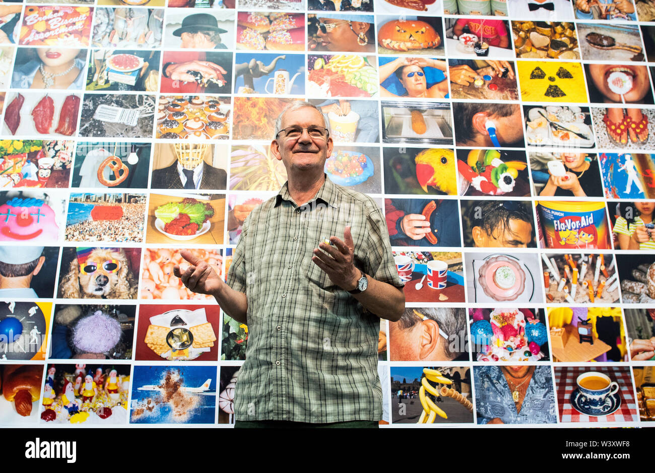 Düsseldorf, Allemagne. 18 juillet, 2019. Le photographe britannique Martin Parr se tient juste en face de sa série de photos "bon sens" à partir de 1999 dans le cadre de son exposition à la NRW-Forum. Dans la rétrospective 'Martin Parr' à partir de la 19.7. à 10.11.2019 Plus de 400 pièces de différentes séries sont affichées. La série "Kleingärtner", qui Parr photographié dans la région de Düsseldorf, a été créée pour l'exposition. Credit : Federico Gambarini/dpa/Alamy Live News Banque D'Images