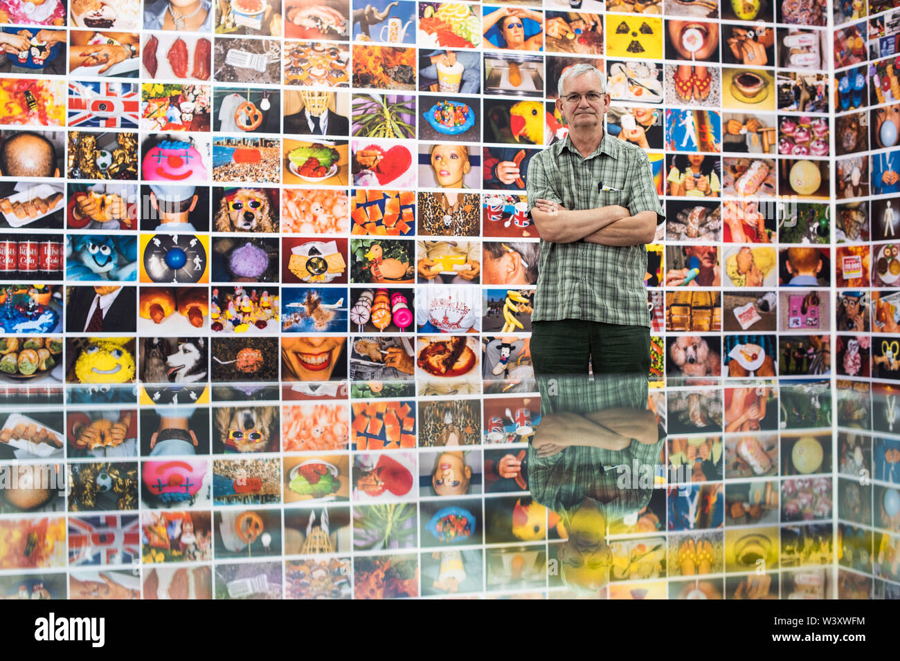 Düsseldorf, Allemagne. 18 juillet, 2019. Le photographe britannique Martin Parr se tient juste en face de sa série de photos "bon sens" à partir de 1999 dans le cadre de son exposition à la NRW-Forum. Dans la rétrospective 'Martin Parr' à partir de la 19.7. à 10.11.2019 Plus de 400 pièces de différentes séries sont affichées. La série "Kleingärtner", qui Parr photographié dans la région de Düsseldorf, a été créée pour l'exposition. Credit : Federico Gambarini/DPA - ATTENTION : Seulement pour un usage éditorial en liaison avec l'établissement de rapports sur l'exposition et qu'avec mention complète de la crédit ci-dessus/dpa/Alamy Live News Banque D'Images
