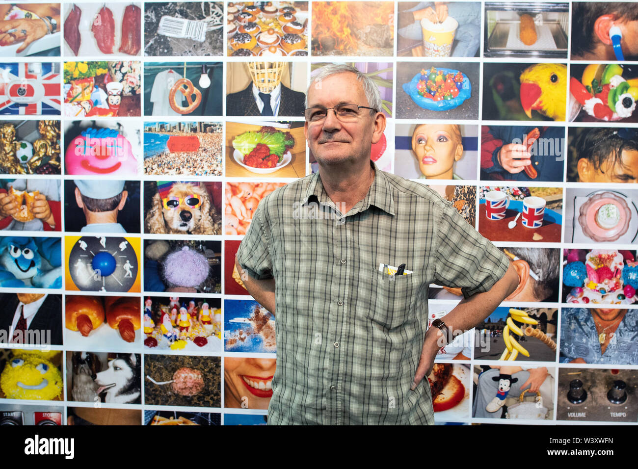 Düsseldorf, Allemagne. 18 juillet, 2019. Le photographe britannique Martin Parr se tient juste en face de sa série de photos "bon sens" à partir de 1999 dans le cadre de son exposition à la NRW-Forum. Dans la rétrospective 'Martin Parr' à partir de la 19.7. à 10.11.2019 Plus de 400 pièces de différentes séries sont affichées. La série "Kleingärtner", qui Parr photographié dans la région de Düsseldorf, a été créée pour l'exposition. Credit : Federico Gambarini/dpa/Alamy Live News Banque D'Images