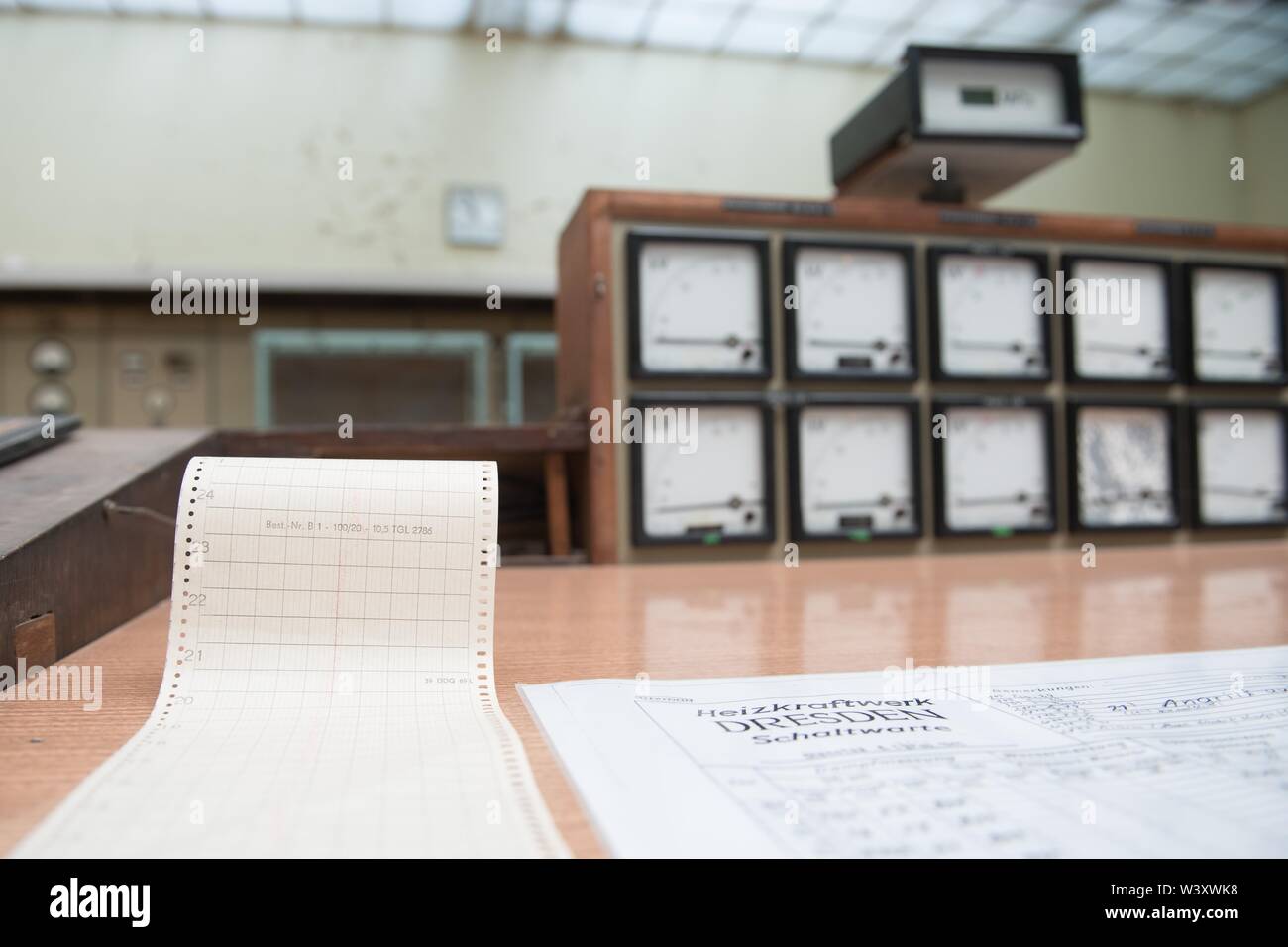 Dresde, Allemagne. 18 juillet, 2019. Une table de travail dans la salle de contrôle historiques dans le Mitte power station. Depuis octobre 2019, le deuxième plus ancien bâtiment du 19e siècle monument industriel est d'être convertie en une salle de répétition du Conservatoire d'Heinrich Schütz. Credit : Sebastian Kahnert/dpa-Zentralbild/dpa/Alamy Live News Banque D'Images