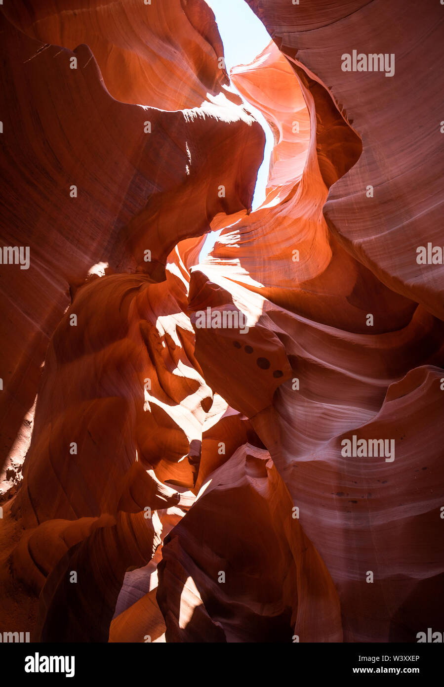 Perçage de lumière à travers les murs de l'antilope canyon à Page Arizona USA Banque D'Images