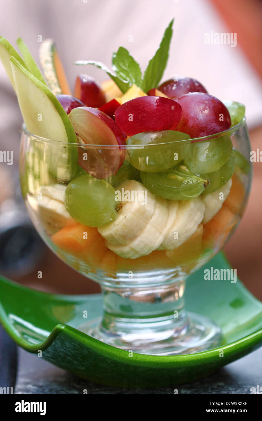 Mélange de fruits en gobelet en verre. Dessert d'été Banque D'Images