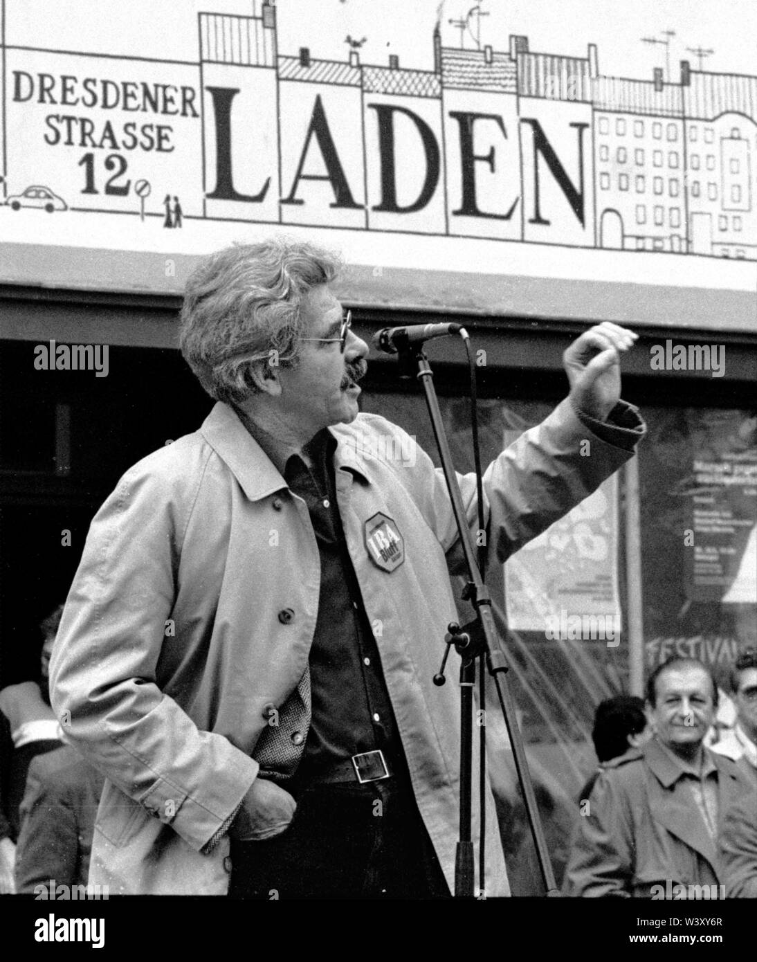 Déposée - 01 janvier 1984, Berlin : Berlin-Bezirke/Kreuzberg/14.9.1984 Dresdner Strasse, ouverture d'une boutique de Hardt-Walther Haemer locataire, architecte et initiateur de la rénovation urbaine de protection -- // culture/districts/architects Photo : Paul Glaser/dpa-Zentralbild/ZB Banque D'Images