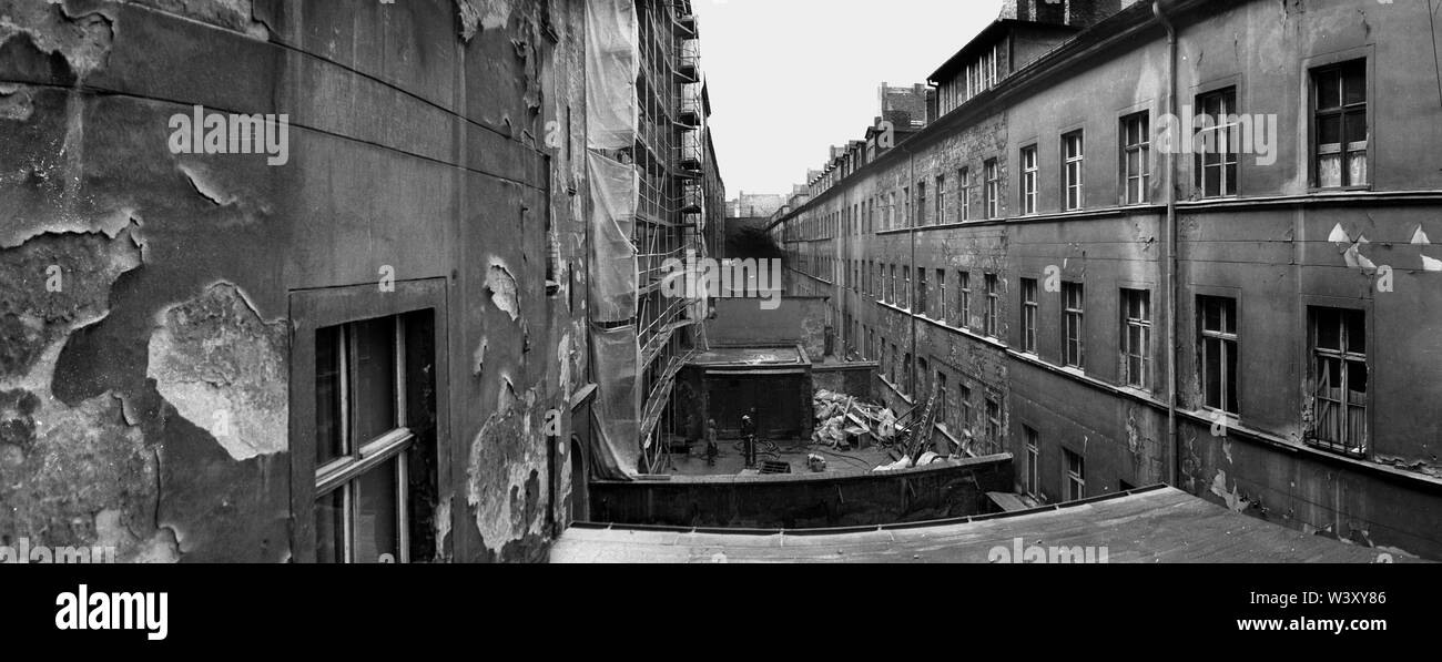 Déposée - 01 janvier 1980, Berlin : Berlin Kreuzberg/districts/10/1980 Sorauer Strasse, une arrière-cour. Ce quartier devait être démoli. Après de nombreuses émeutes, il a été déclaré une zone d'assainissement. Bâtiments de l'époque autour de 1860 ///logement/locataires construction urbaine/dégradation Photo : Paul Glaser/dpa-Zentralbild/ZB Banque D'Images