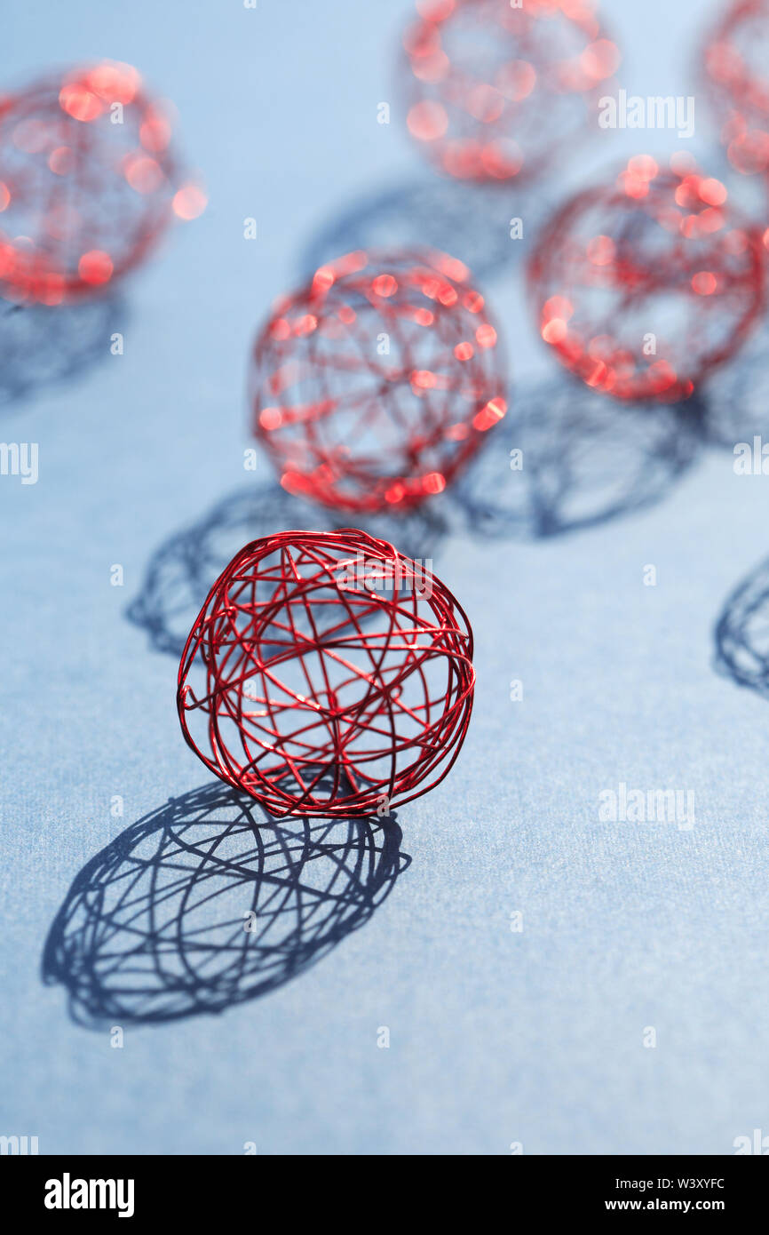 Jeu de boules rouges fabriqués à partir de fil dans une ligne en fonction de la lumière du soleil Banque D'Images