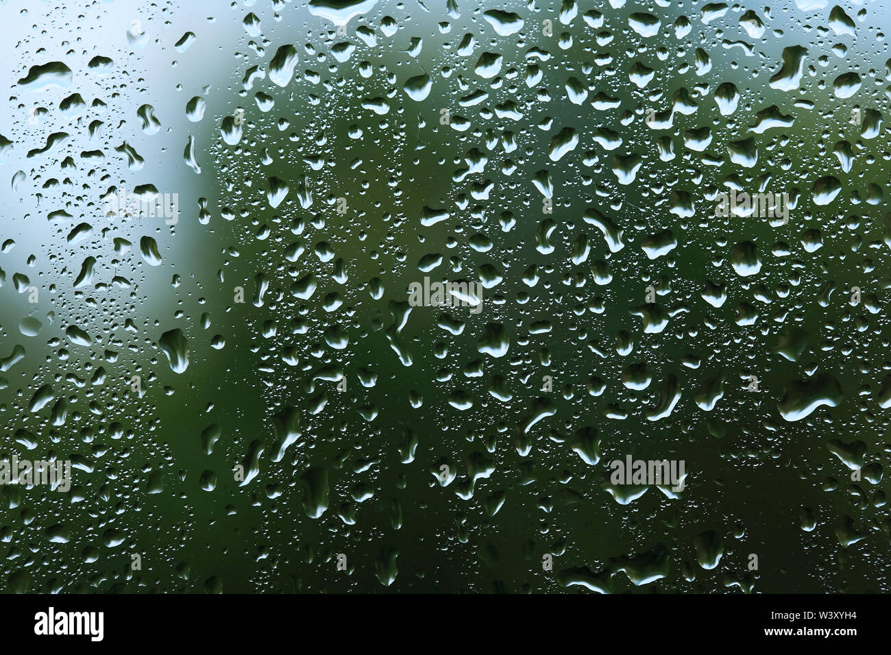 Concept météo. Gouttes de pluie sur les vitres Banque D'Images