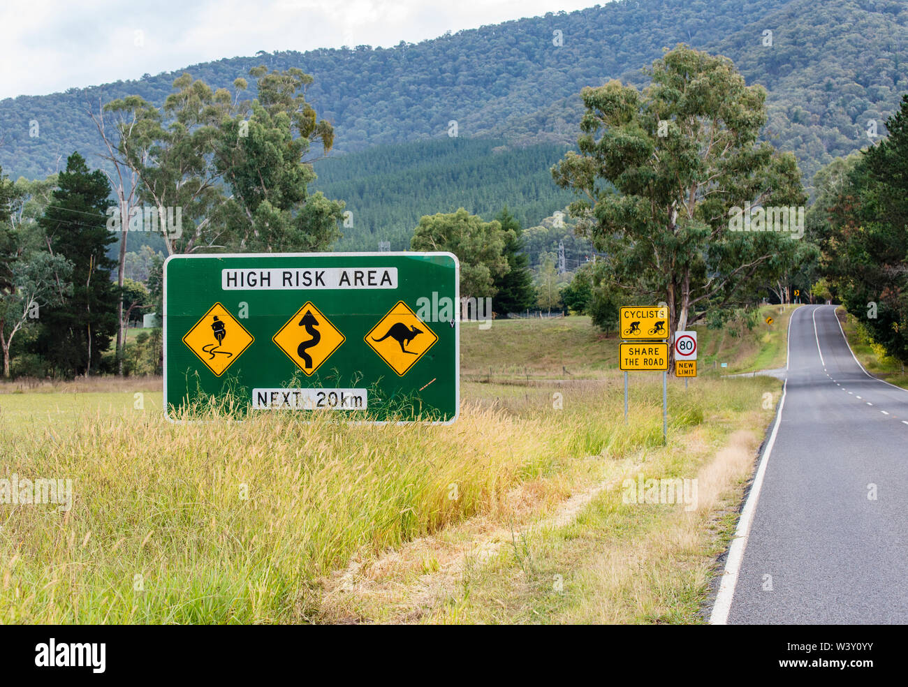 Variété de panneaux routiers australiens y compris zone à haut risque, les cyclistes partagent la route et nouvelle limite de vitesse sur route en haut pays Australie Victoria Banque D'Images