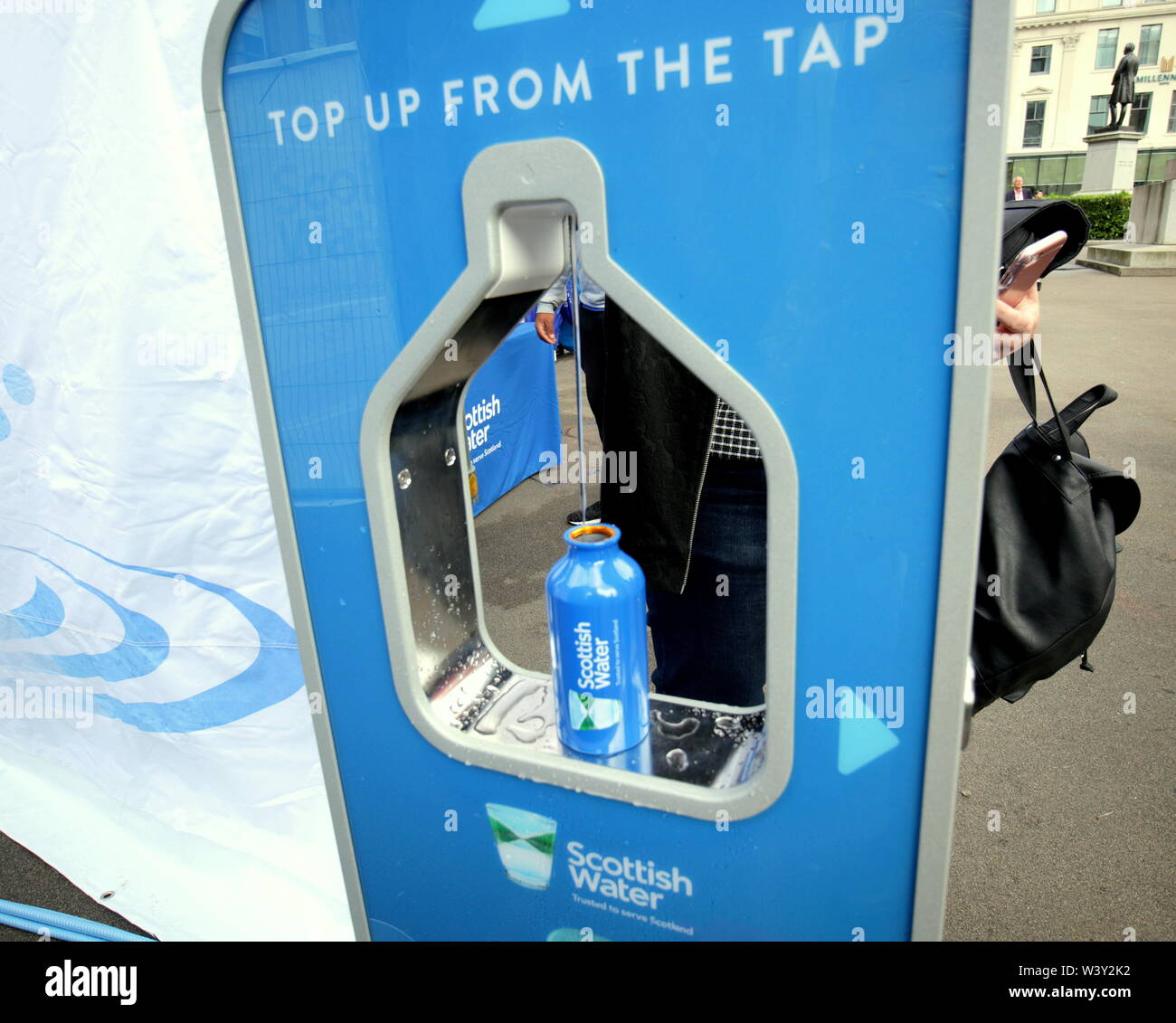 Glasgow, Écosse, Royaume-Uni 18 Juillet 2019. L'eau Écossais ont célébré leur remplissage gratuit street machines avec un donner loin dans le centre-ville de George Square afin de confirmer leur engagement pour un monde plus vert avec des gens de remplir leurs bouteilles en plastique plutôt que d'acheter, ils ont une machine dans le sty.le mile de la ville la rue Buchanan Gérard Ferry/ Alamy Live News Banque D'Images