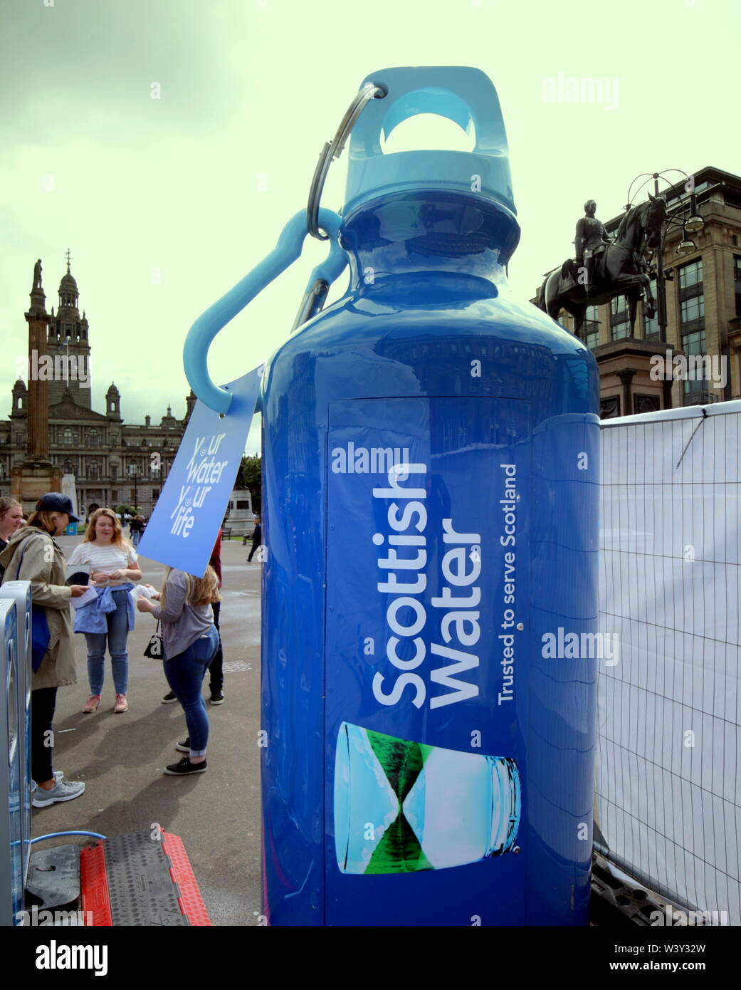 Glasgow, Écosse, Royaume-Uni 18 Juillet 2019. L'eau Écossais ont célébré leur remplissage gratuit street machines avec un donner loin dans le centre-ville de George Square afin de confirmer leur engagement pour un monde plus vert avec des gens de remplir leurs bouteilles en plastique plutôt que d'acheter, ils ont une machine dans le sty.le mile de la ville la rue Buchanan Gérard Ferry/ Alamy Live News Banque D'Images
