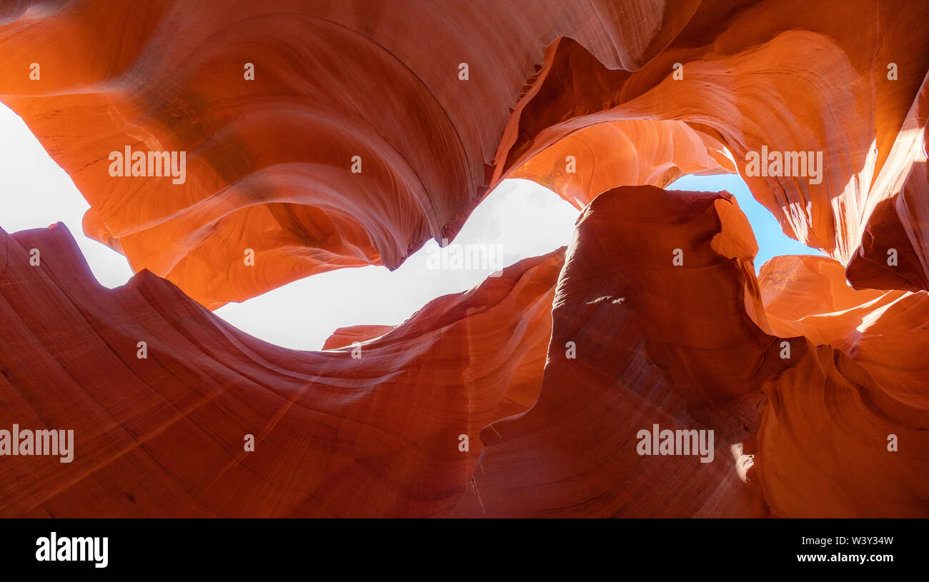 Piercing léger à travers les roches rouges à courbure à Antelope Canyon Page Arizona USA Banque D'Images