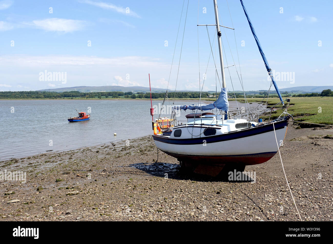 Cruising Yacht échoué sur le rivage de l'estuaire de la rivière Lune à Glasson Dock, Lancashire, et l'attente de la marée. Banque D'Images