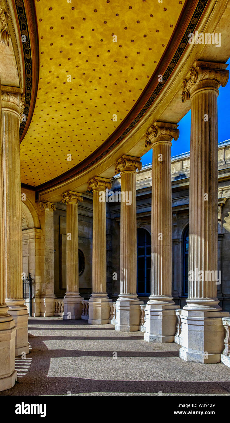 Marseille, France, mars 2019, vue sur les colonnes du Palais Longchamp. Il abrite la « Musée des beaux-arts et le musée d'histoire naturelle » Banque D'Images