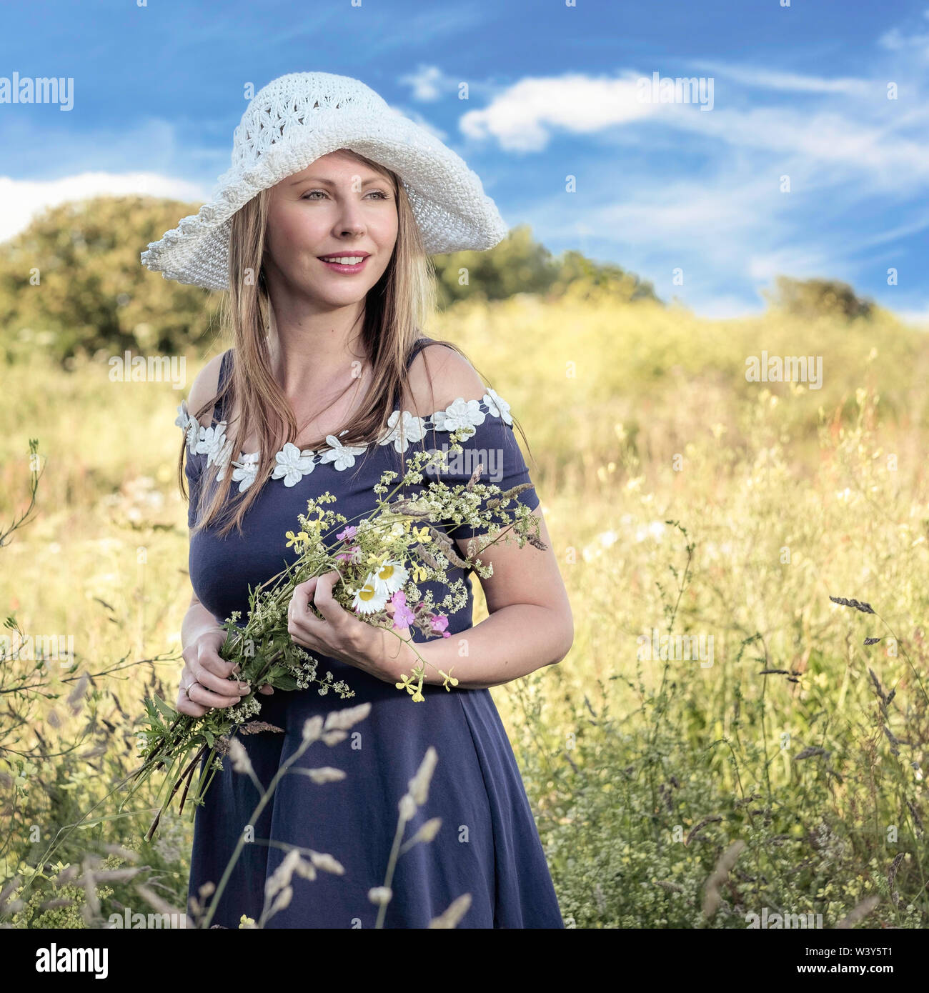 Portrait de l'environnement de vie. Modèle letton avec fleurs. Banque D'Images