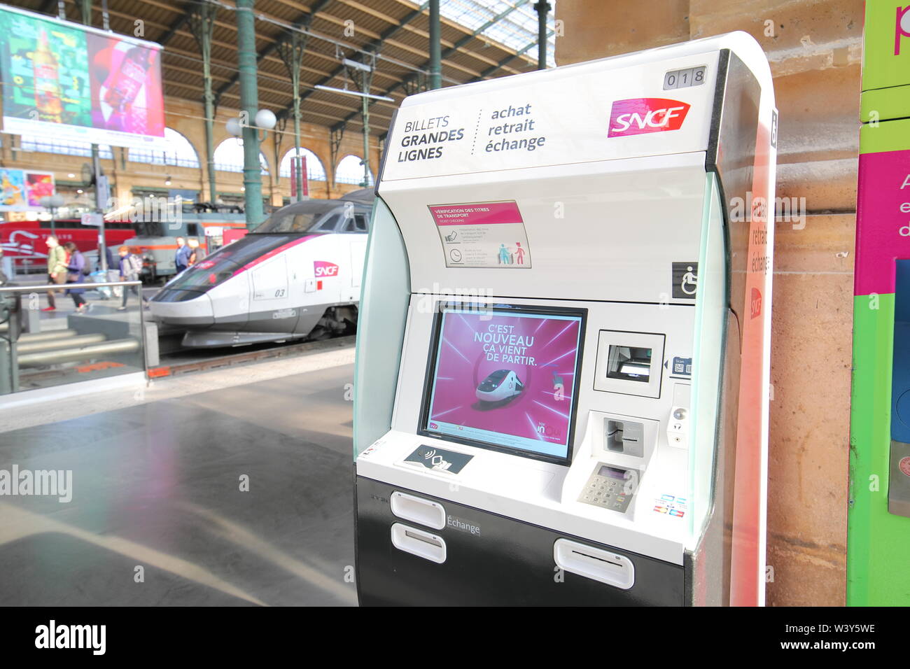 Gare du Nord Paris France distributeur automatique de billets Photo Stock -  Alamy
