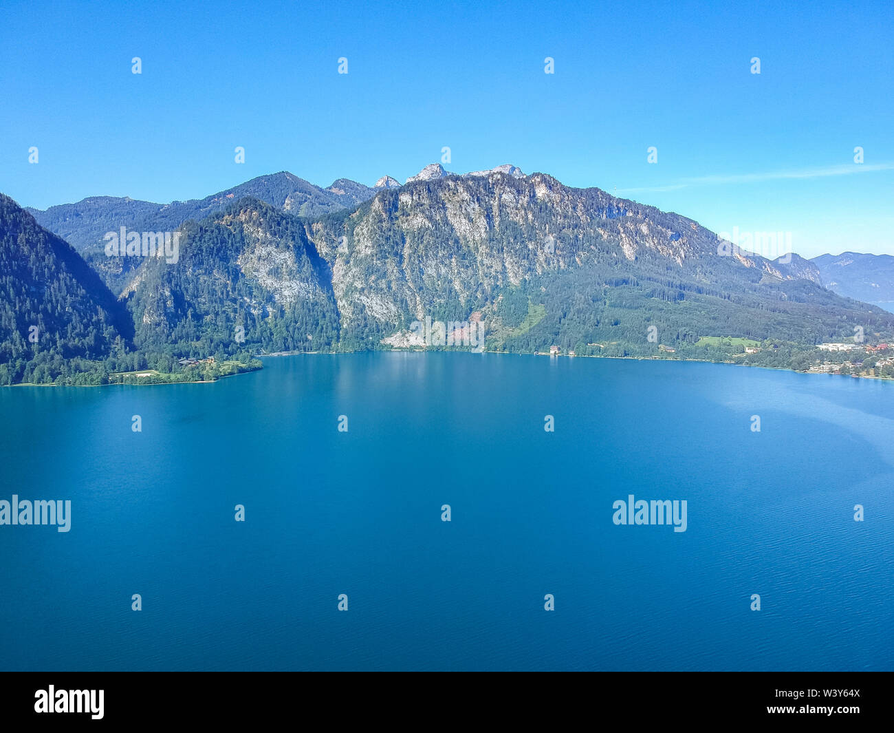 Vue aérienne du lac Attersee dans le Salzkammergut autrichien Banque D'Images